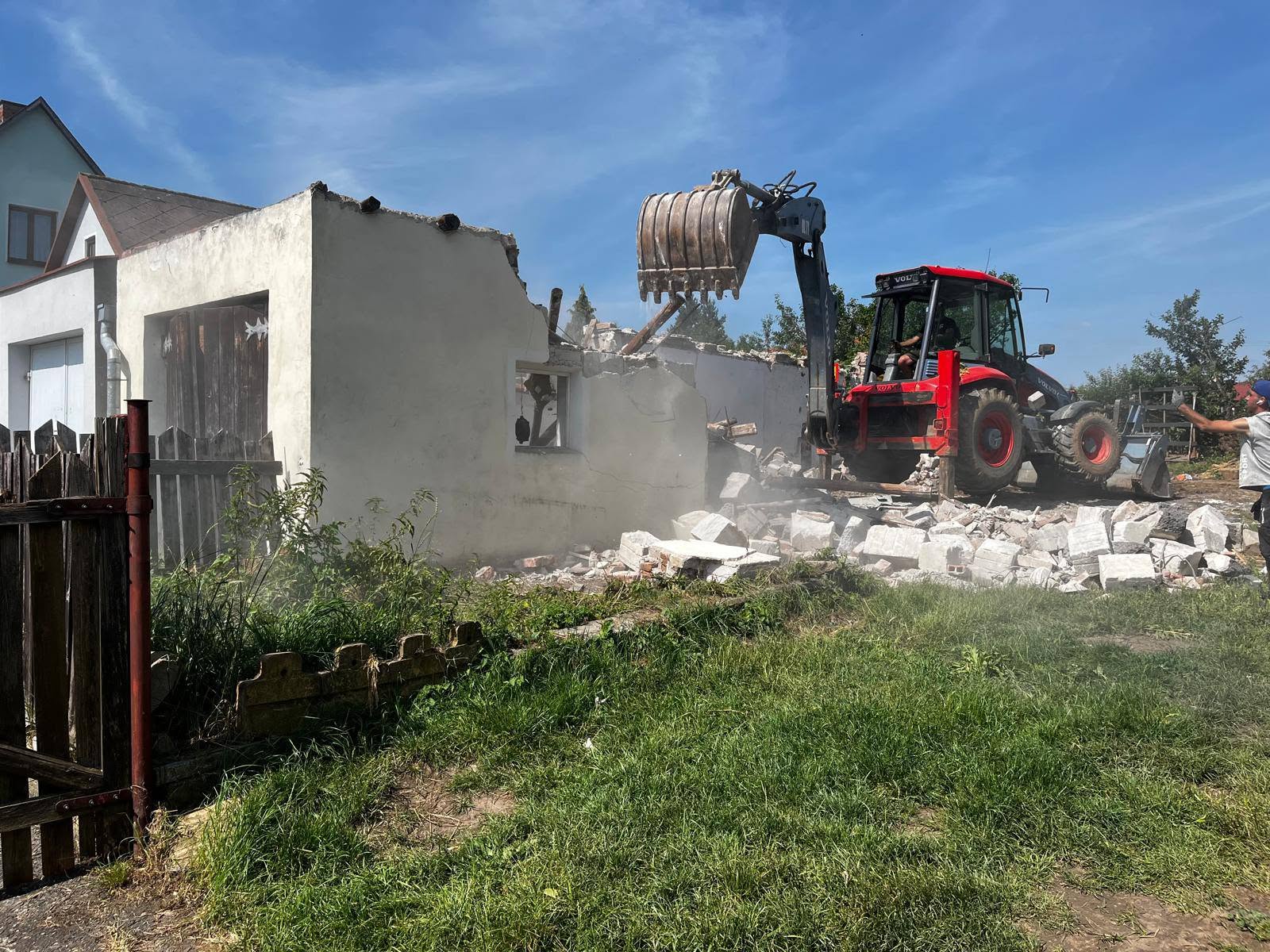 Bourací lžíce při demolici zdiva
