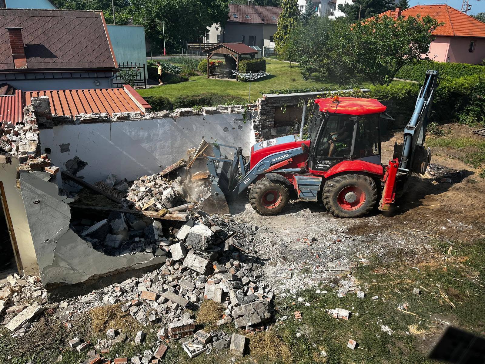Pohled z výšky na demolici objektu
