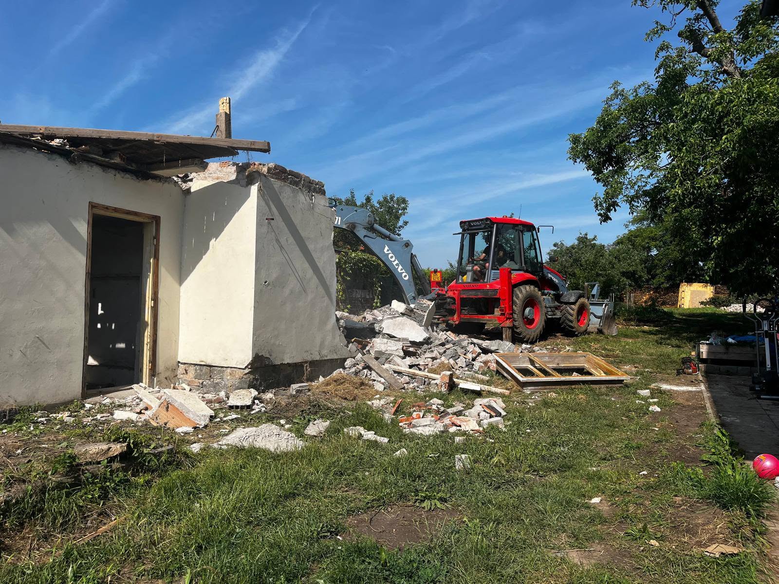 Demolice staré stavby traktorbagrem