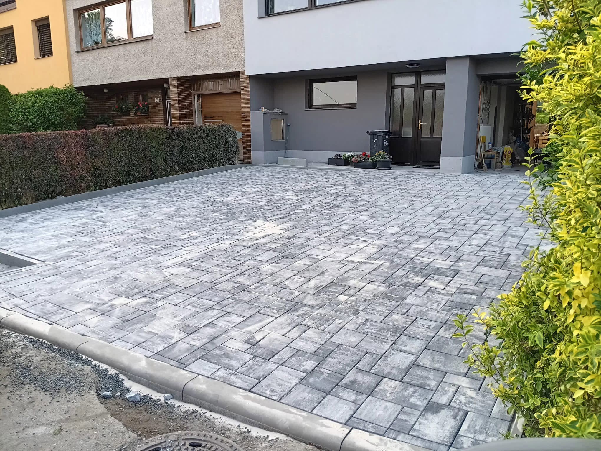 Pohled na dokončenou dlažbu vjezdu