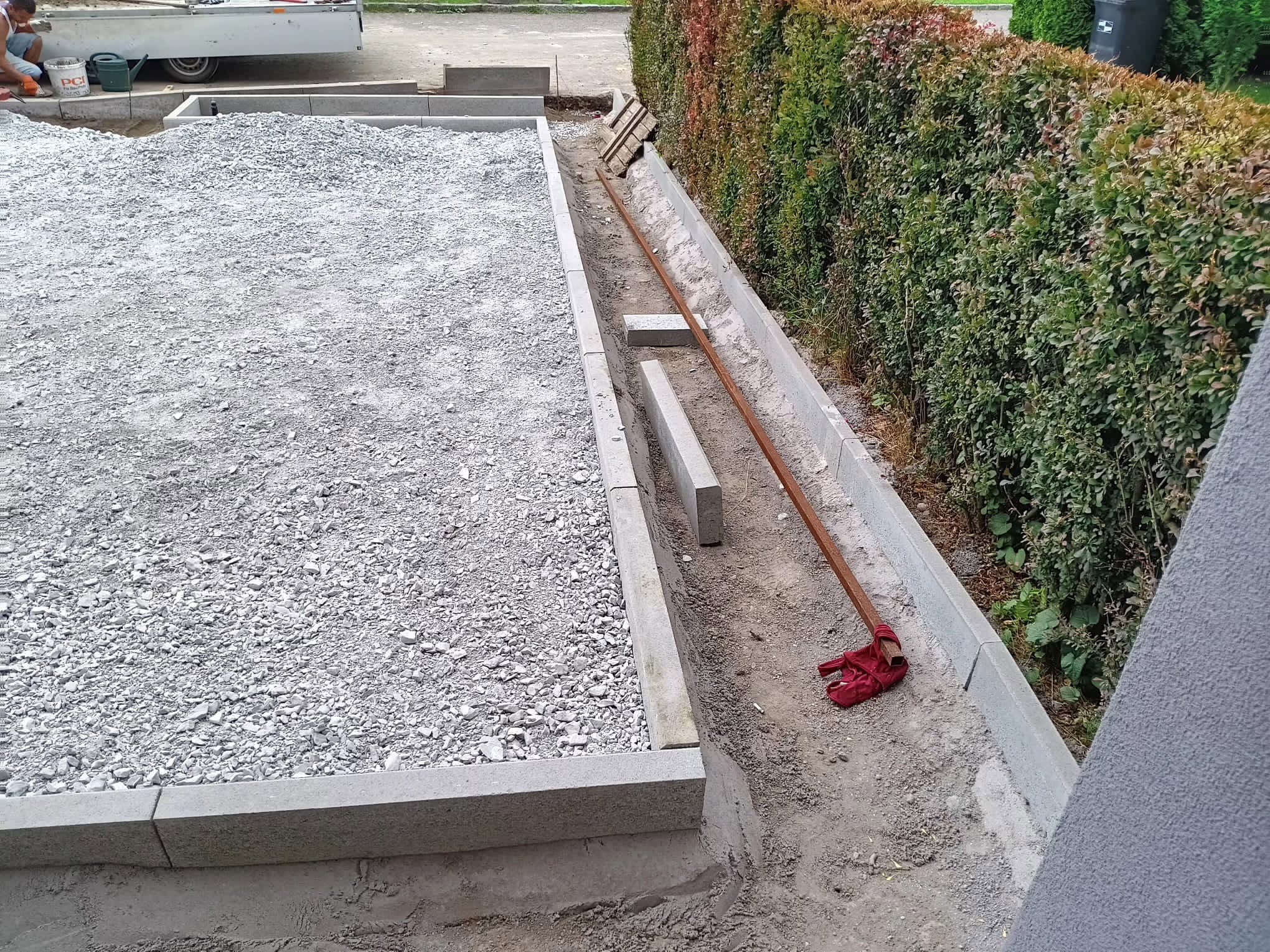 Zakládání obrubníků při terénních úpravách