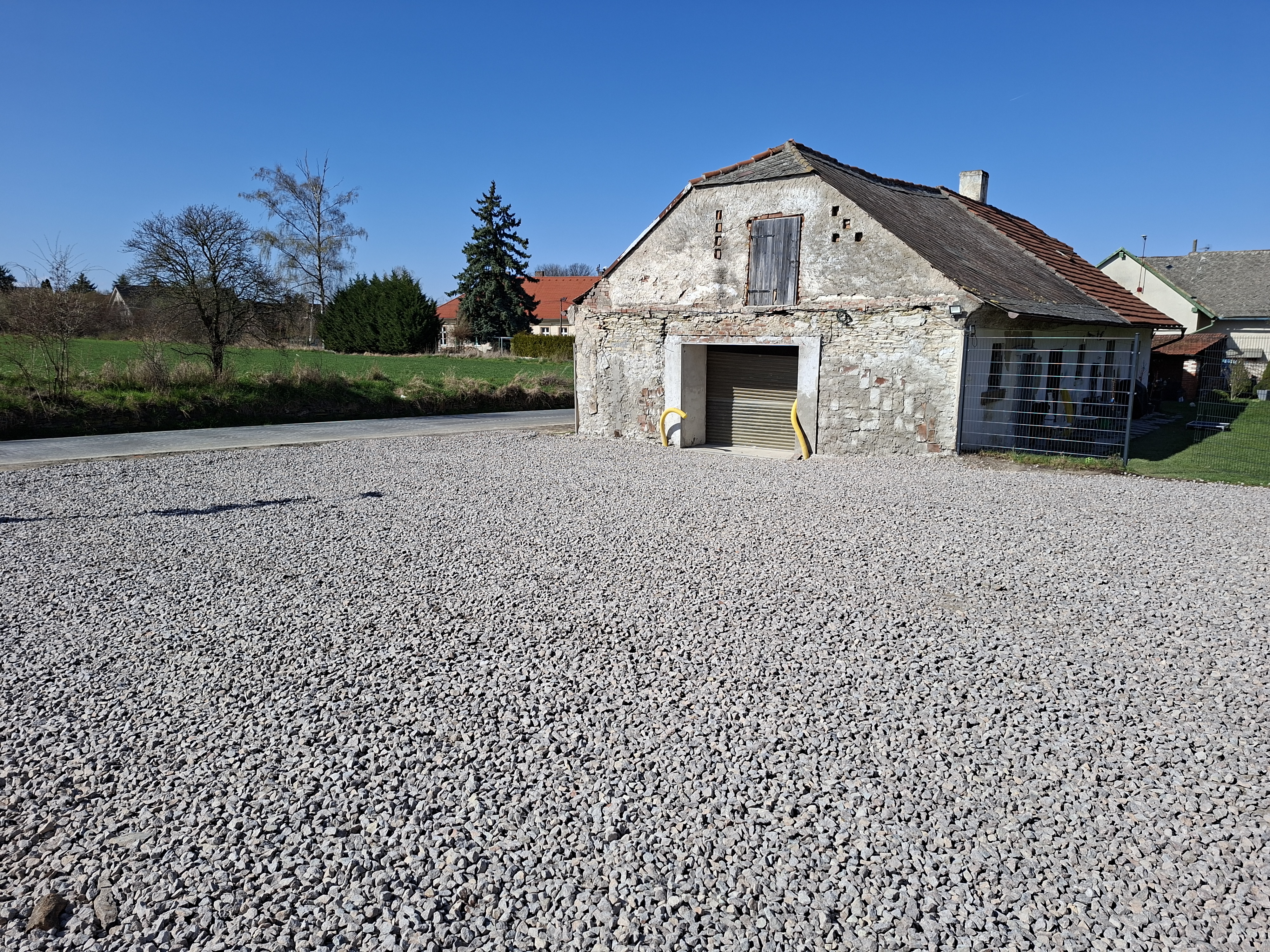 Terénní úpravy štěrkový povrch dvora