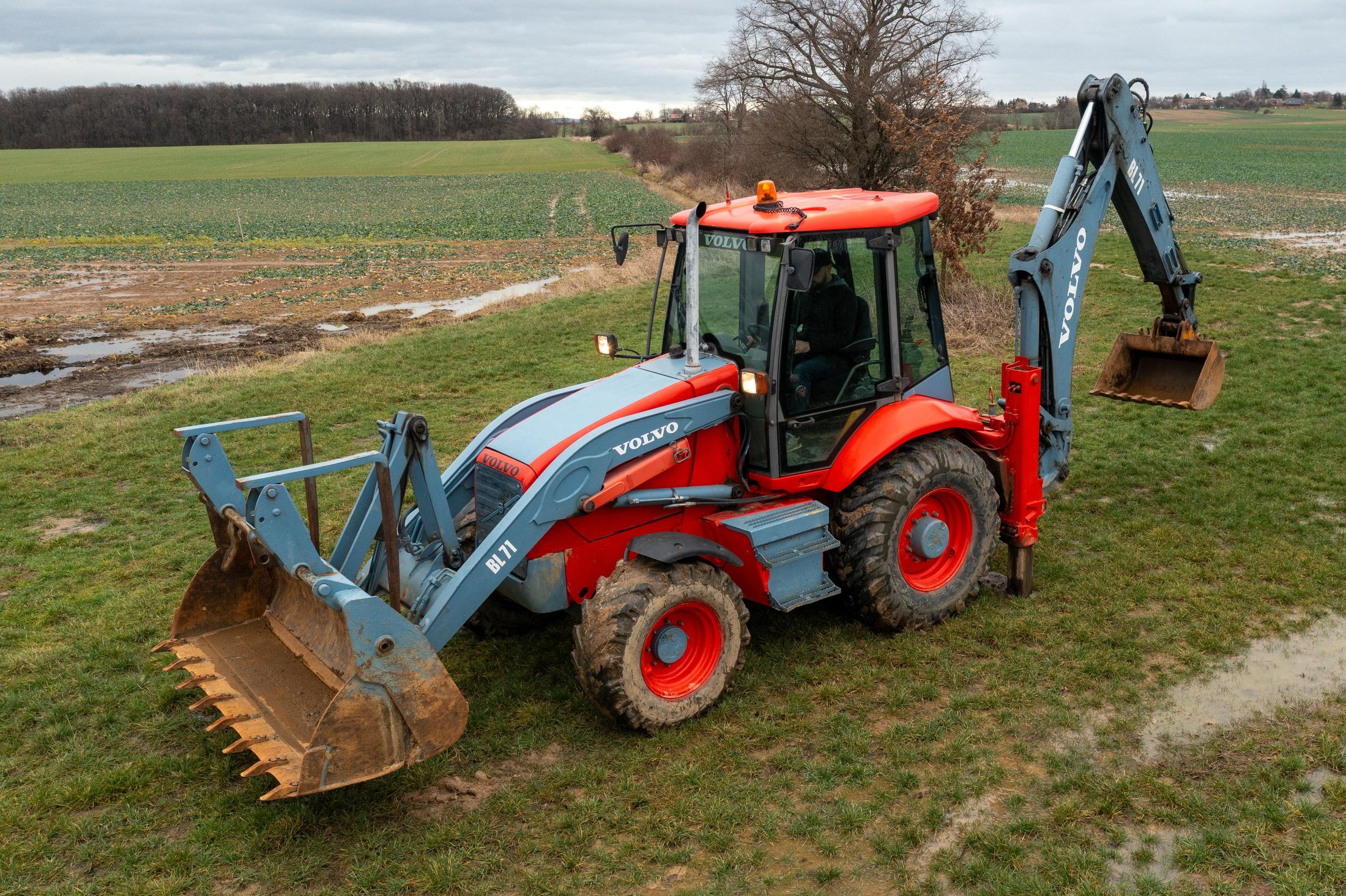 Traktorbagr VOLVO BL71 ptačí pohled